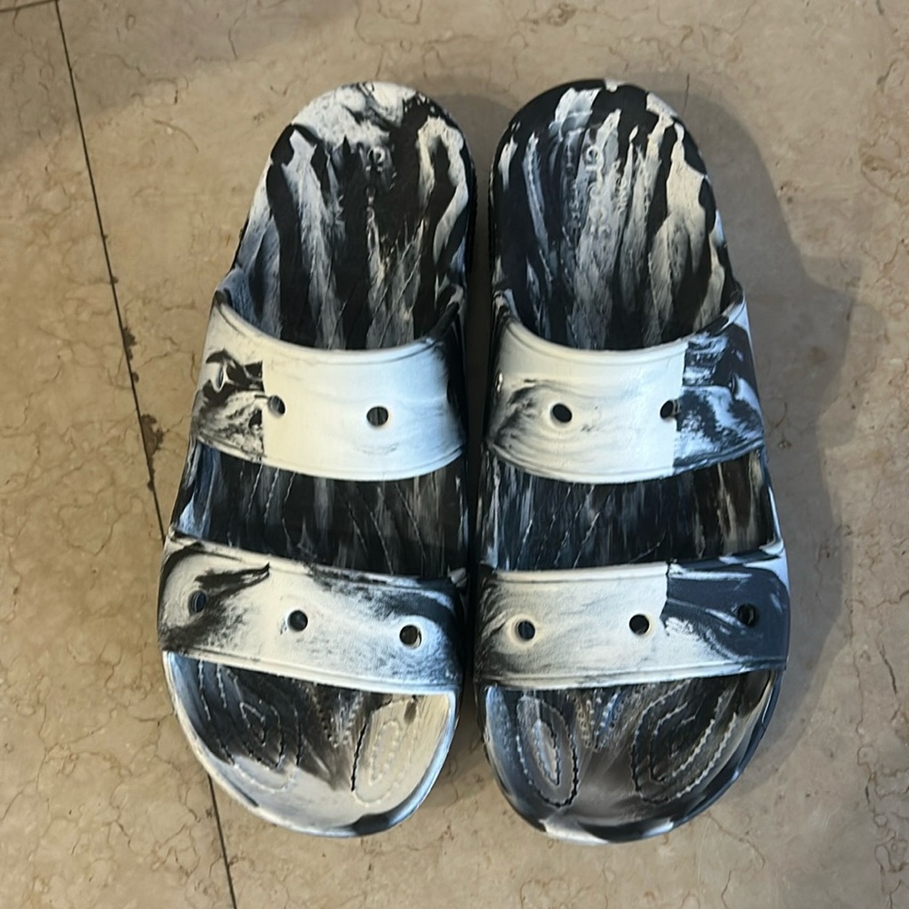Unisex Crocs black and white worm once men’s size 10